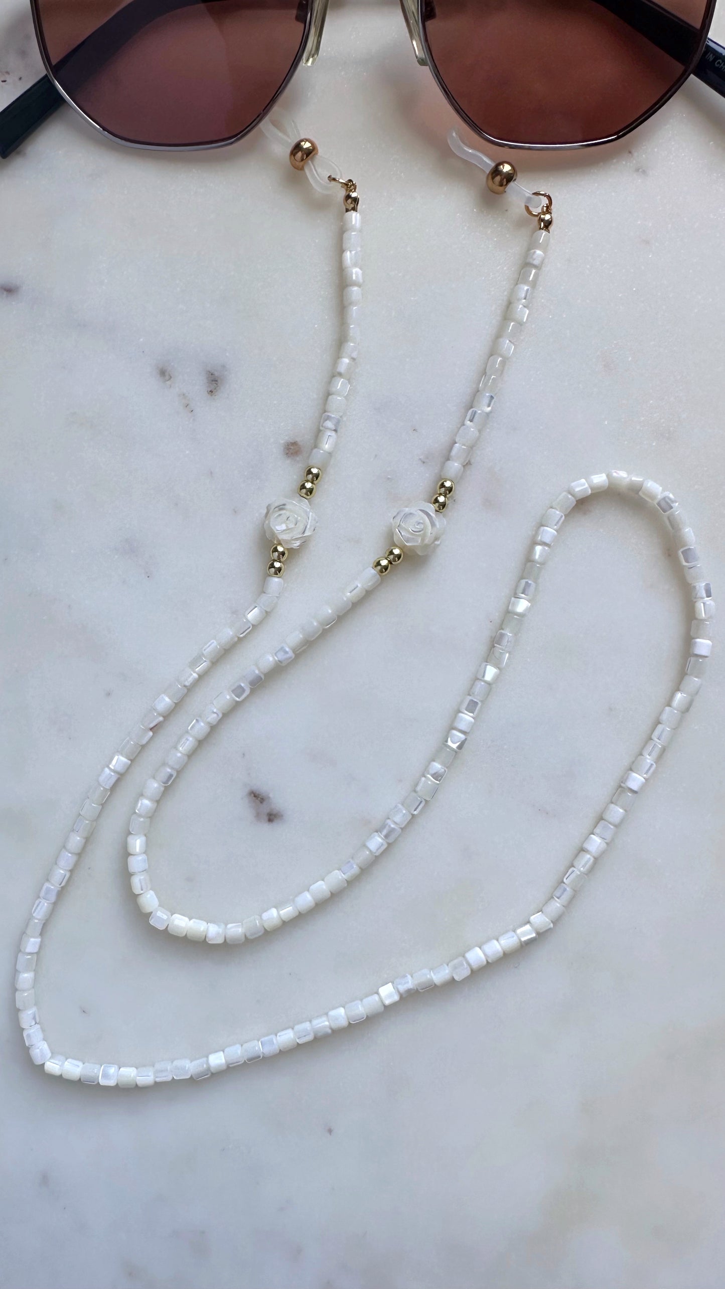 White Rose shell glass chain